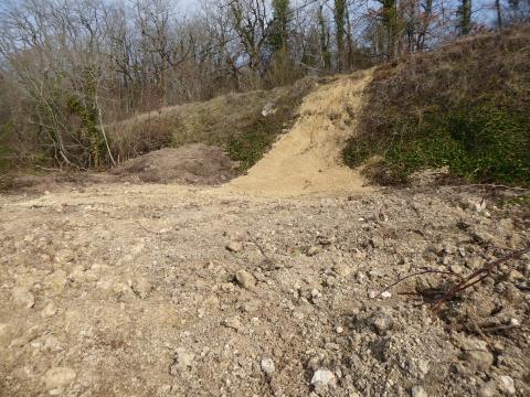 Déversement de sable de granulométrie hétérogène